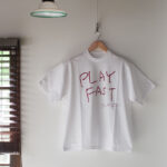 写真: Tシャツ PLAY FAST（赤のロゴ）