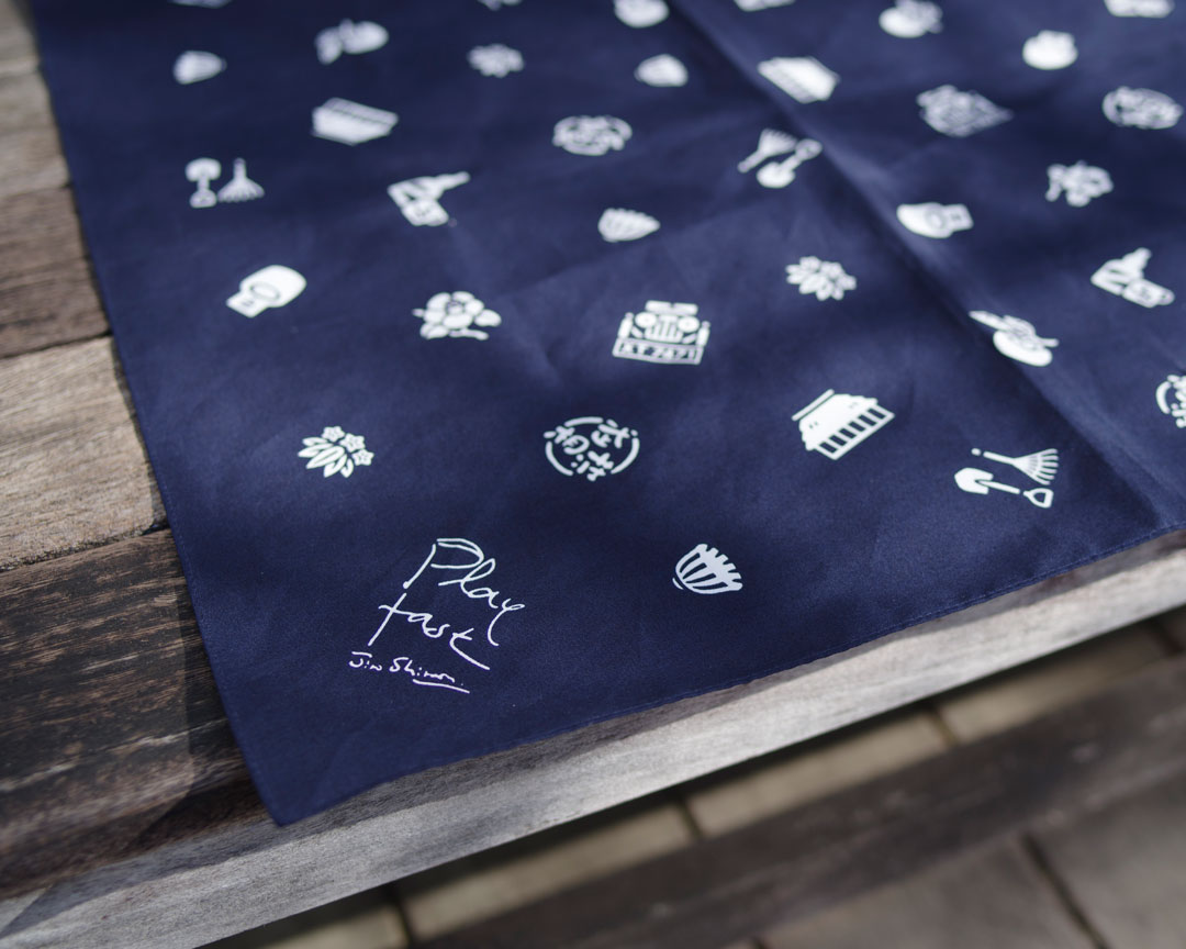 武相荘小紋のハンカチ Play Fast のワンポイント